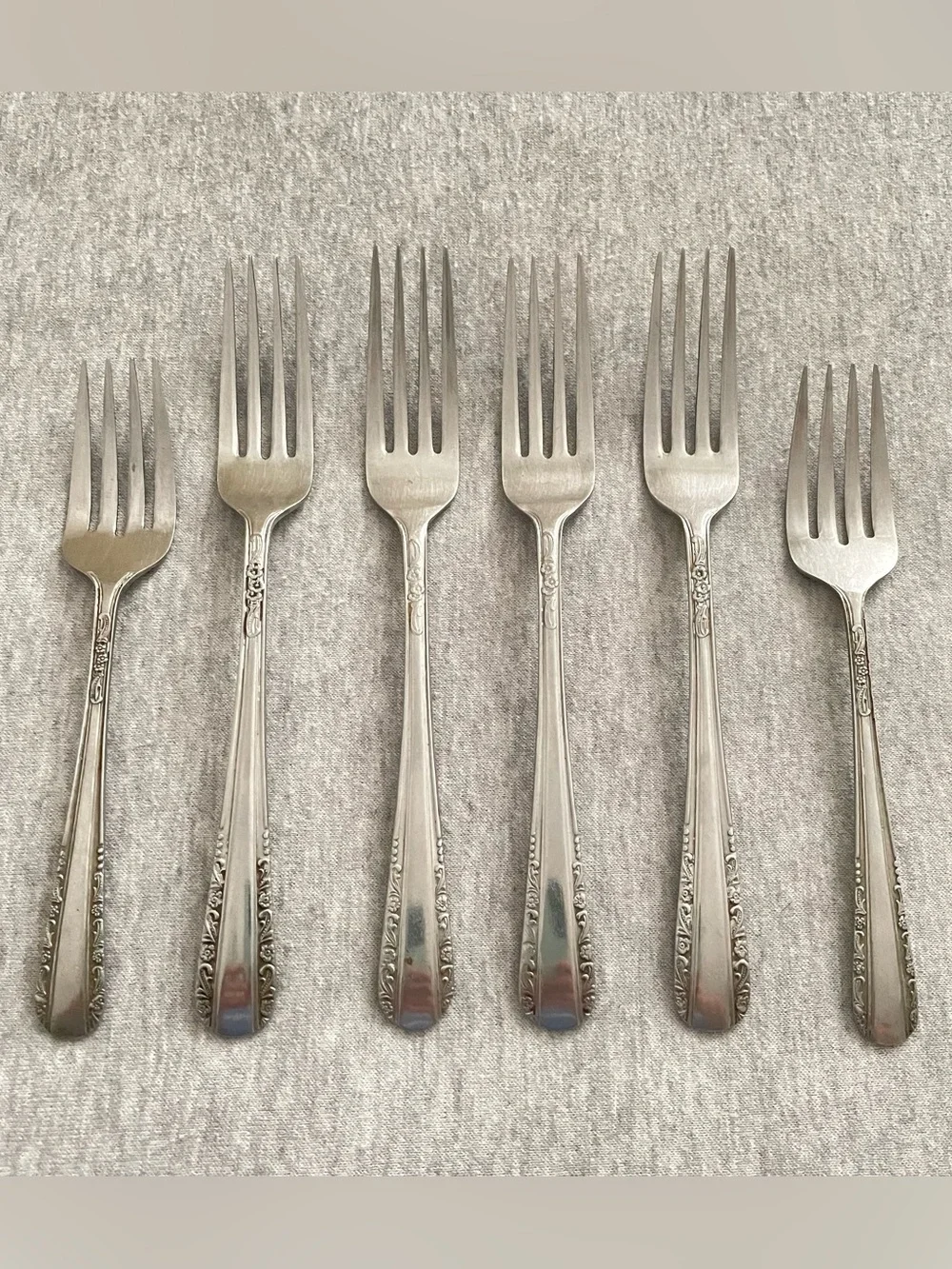 Sohnaco-A Classic Floral-Accent Stainless Dinner Forks (4) & Salad Forks (2)
